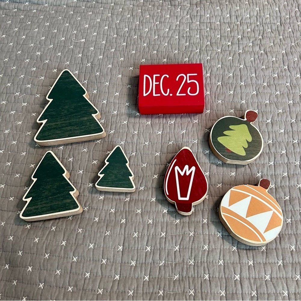 7 pc Holiday Wooden Decor Set